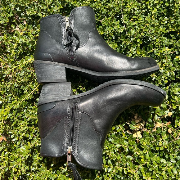 UGG Australia Womens Black Leather Ankle Boots Size 8 Booties 1.5" Heel Zip - Picture 7 of 13